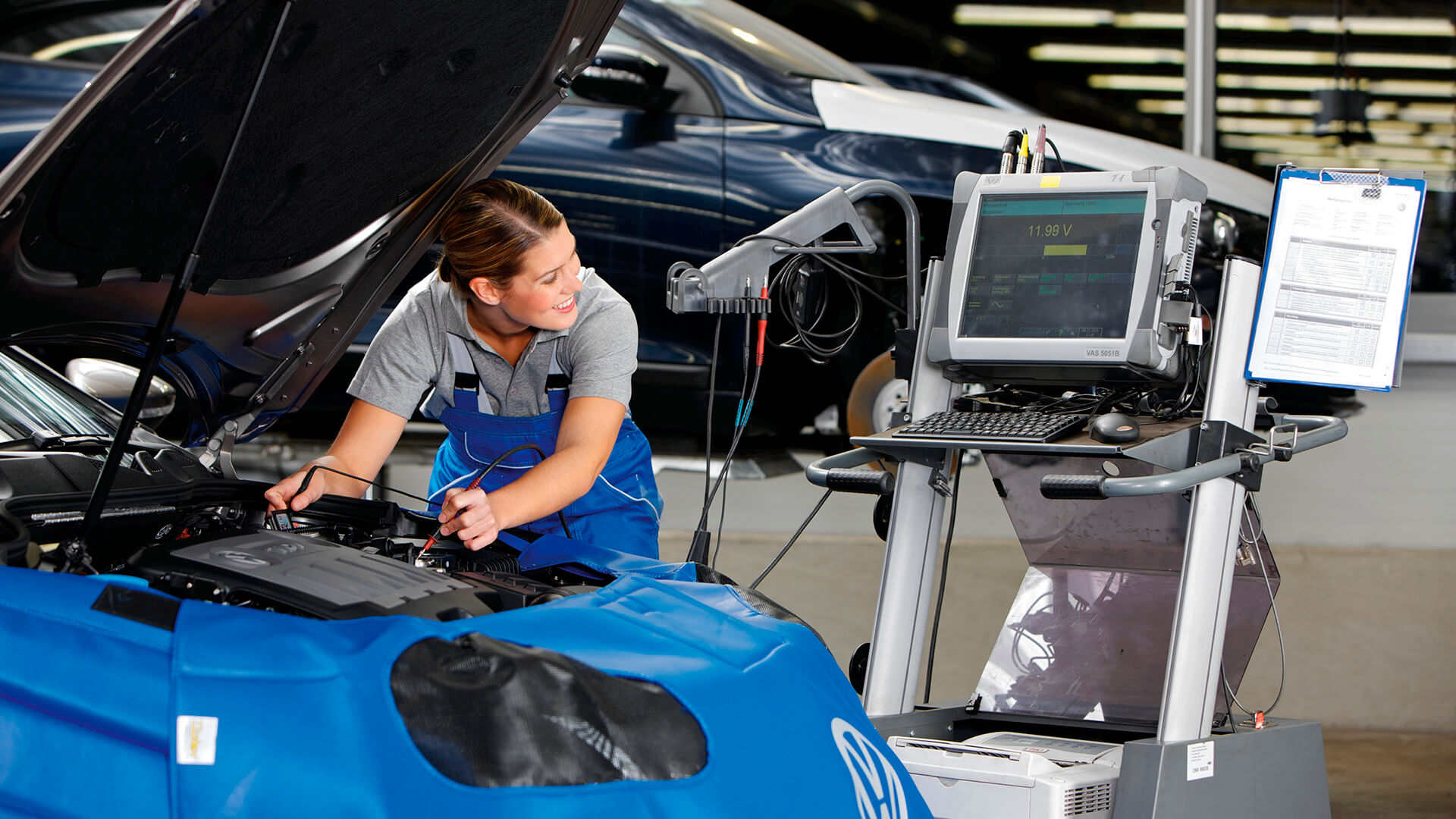 Volkswagen Service Kvinnlig Mekaniker Servar Bil I Verkstad