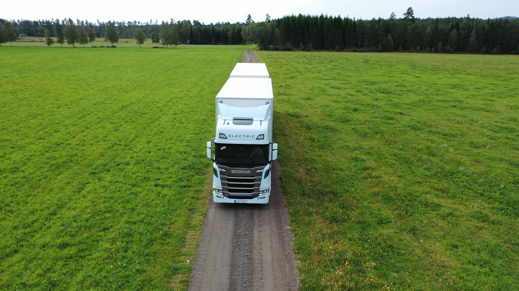 Scania Elektrisk Lastbil Körandes På Grusväg