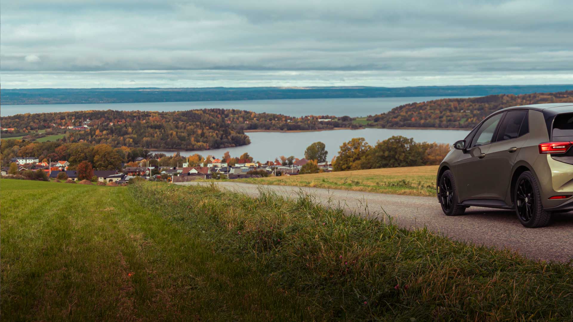 Vy Över Vättern Med Bil I Utkanten