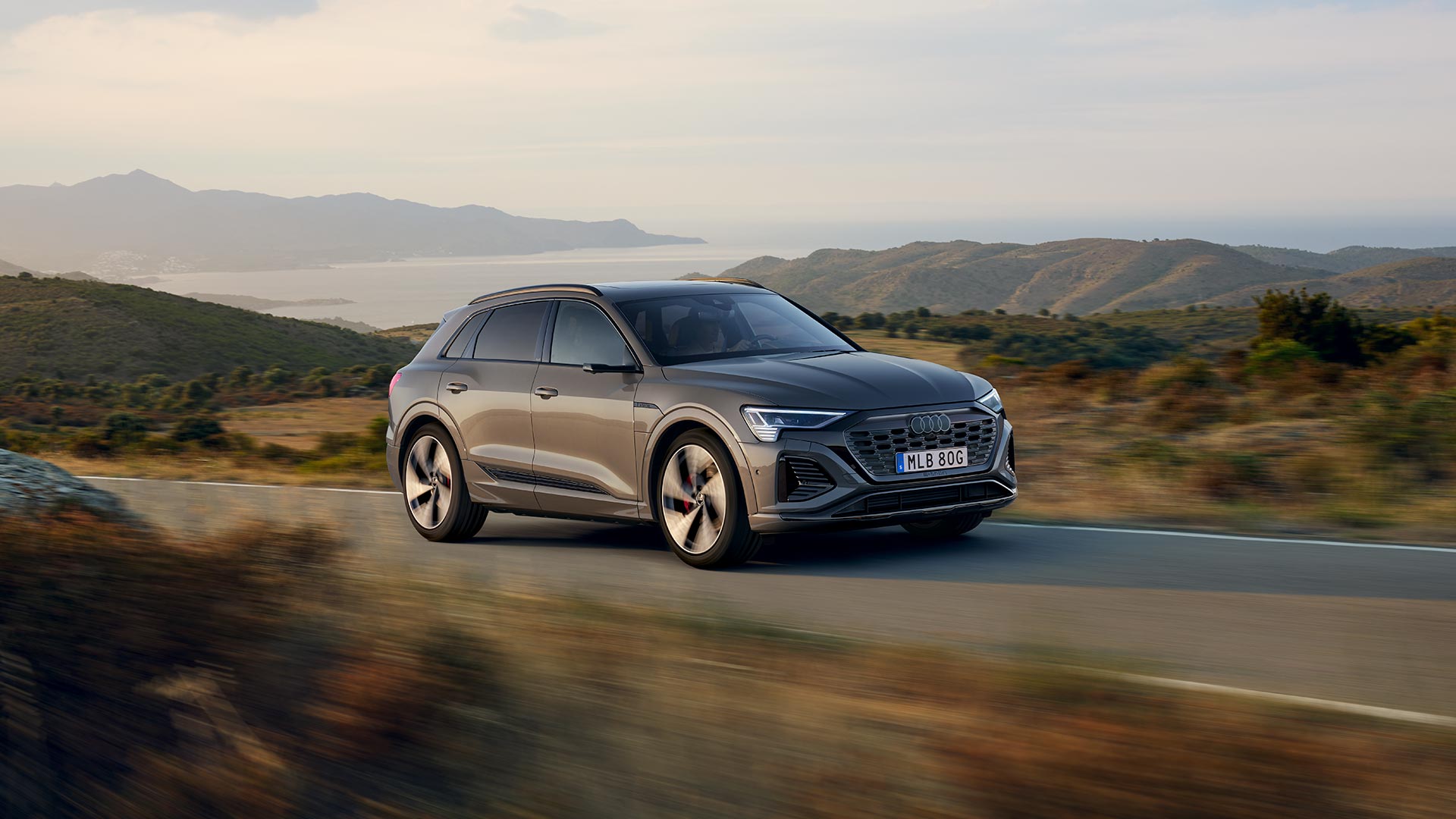 Mörkgrå Audi Q8 E Tron Elbil